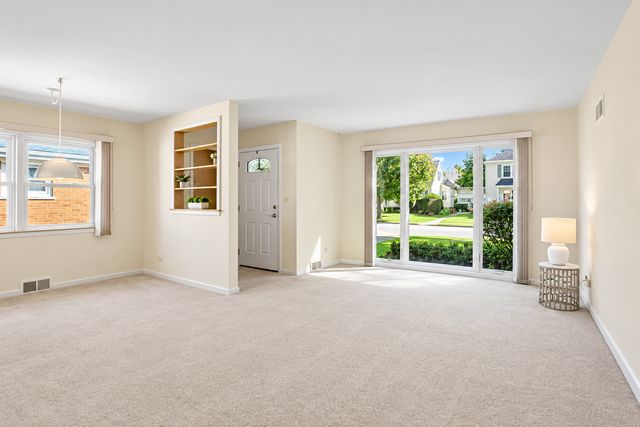 824 N Vail Avenue, Arlington Heights, IL 60004