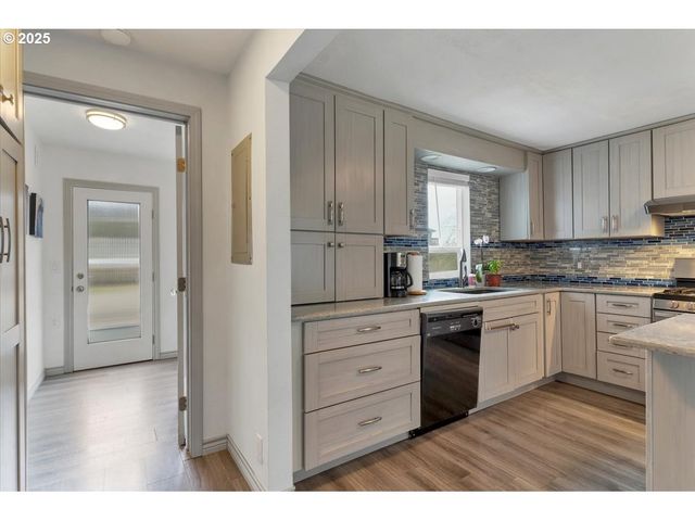 60 RAVEN Ln, Depoe Bay, OR 97341