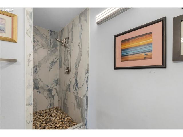 60 RAVEN Ln, Depoe Bay, OR 97341