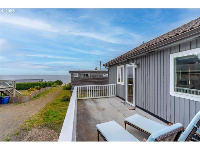 60 RAVEN Ln, Depoe Bay, OR 97341