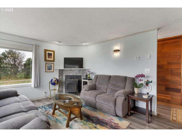 60 RAVEN Ln, Depoe Bay, OR 97341