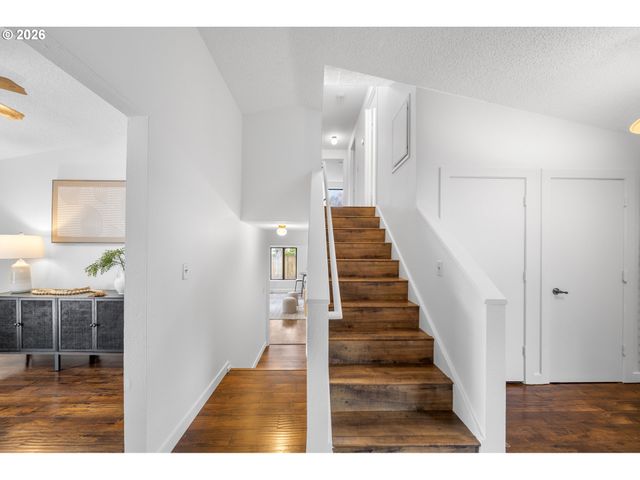 195 Nw PHYLLIS Ct, Gresham, OR 97030