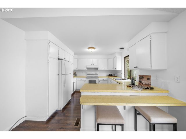 195 Nw PHYLLIS Ct, Gresham, OR 97030