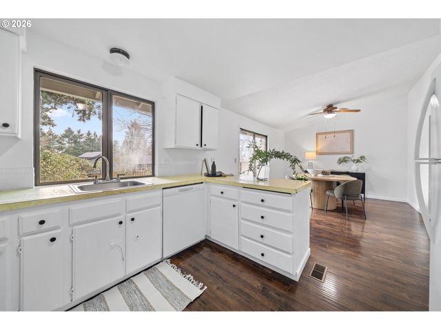 195 Nw PHYLLIS Ct, Gresham, OR 97030