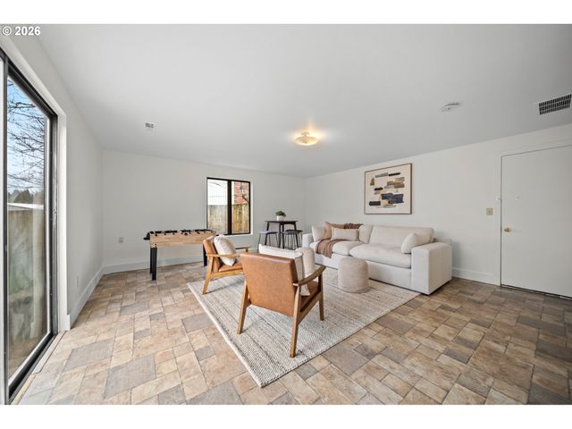 195 Nw PHYLLIS Ct, Gresham, OR 97030