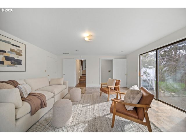 195 Nw PHYLLIS Ct, Gresham, OR 97030