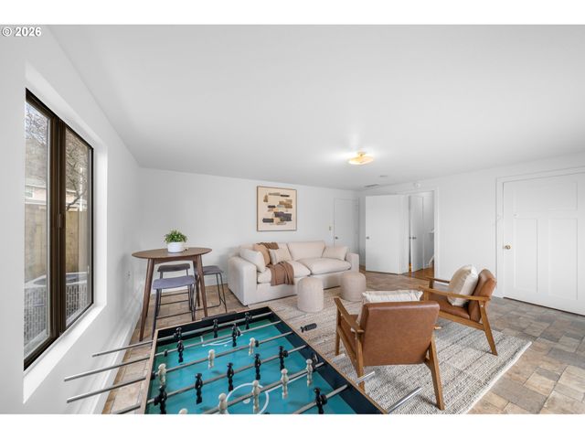 195 Nw PHYLLIS Ct, Gresham, OR 97030