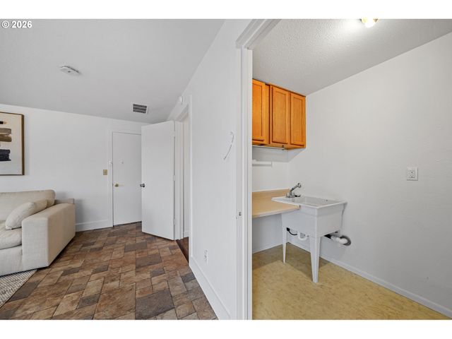 195 Nw PHYLLIS Ct, Gresham, OR 97030