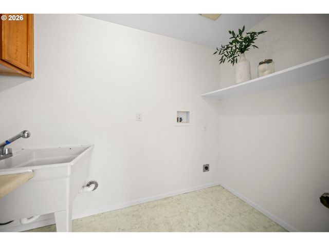 195 Nw PHYLLIS Ct, Gresham, OR 97030