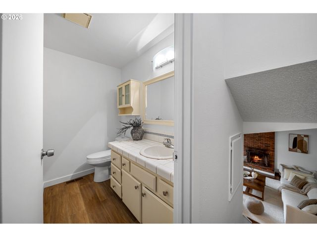 195 Nw PHYLLIS Ct, Gresham, OR 97030