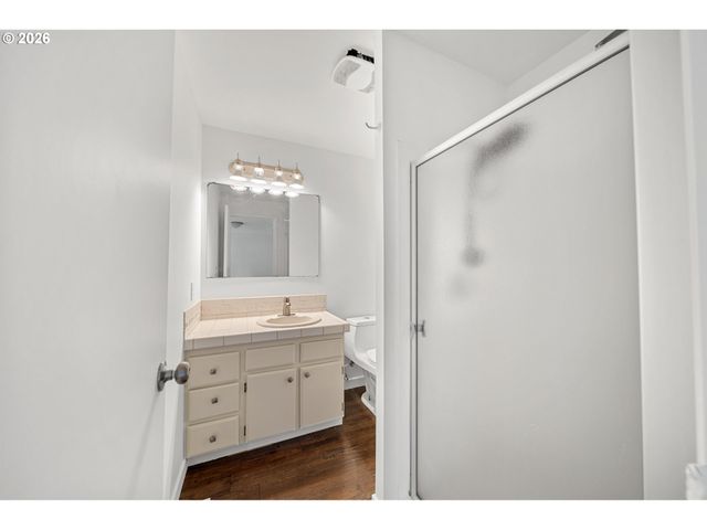 195 Nw PHYLLIS Ct, Gresham, OR 97030