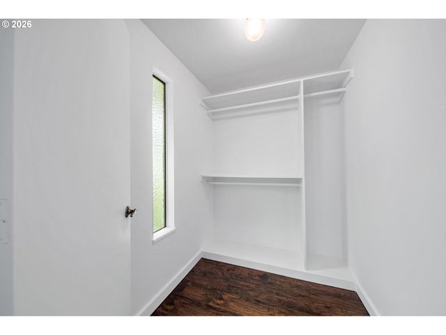 195 Nw PHYLLIS Ct, Gresham, OR 97030