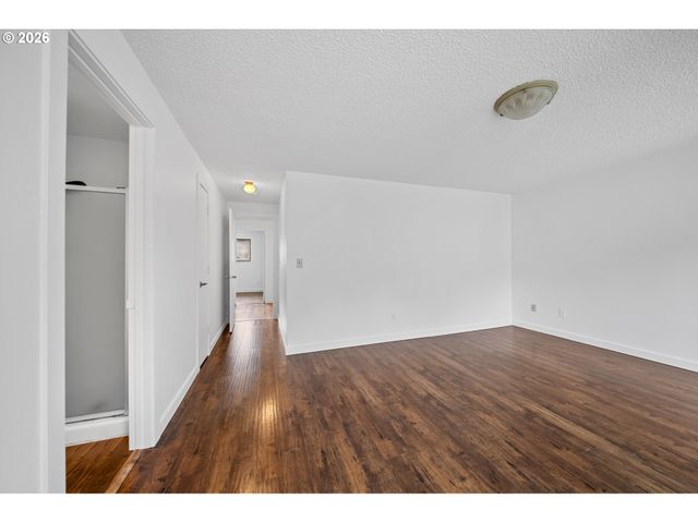 195 Nw PHYLLIS Ct, Gresham, OR 97030