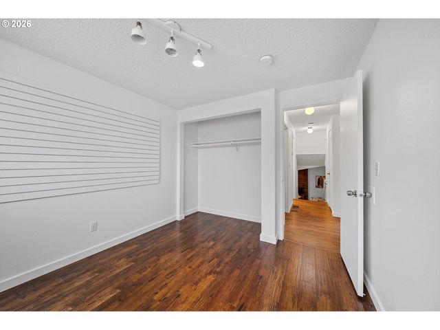 195 Nw PHYLLIS Ct, Gresham, OR 97030