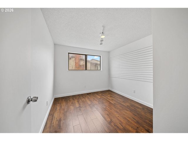 195 Nw PHYLLIS Ct, Gresham, OR 97030