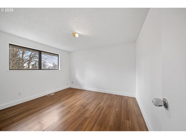 195 Nw PHYLLIS Ct, Gresham, OR 97030