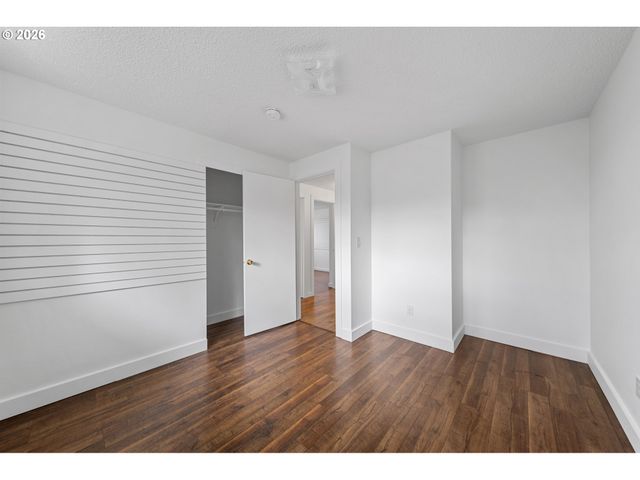 195 Nw PHYLLIS Ct, Gresham, OR 97030