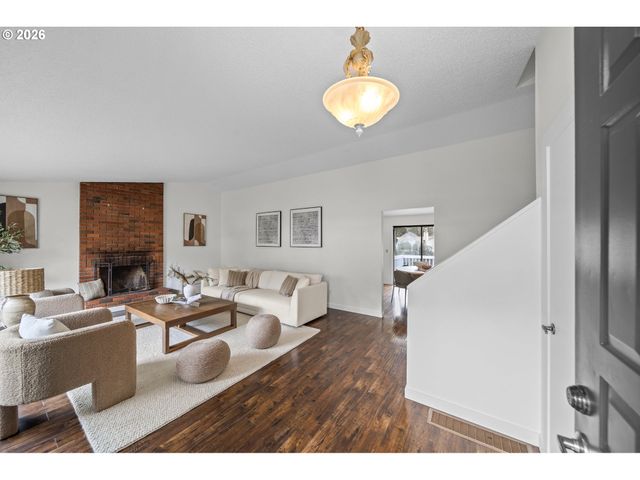 195 Nw PHYLLIS Ct, Gresham, OR 97030