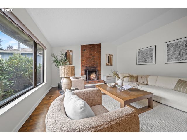 195 Nw PHYLLIS Ct, Gresham, OR 97030