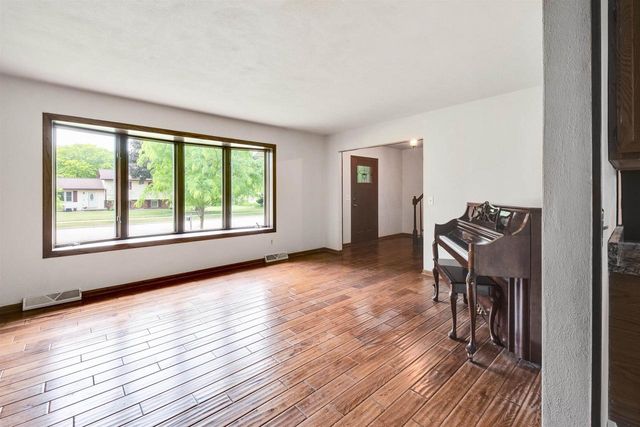 1289 Crossing Ridge Trail, Sun Prairie, WI 53590
