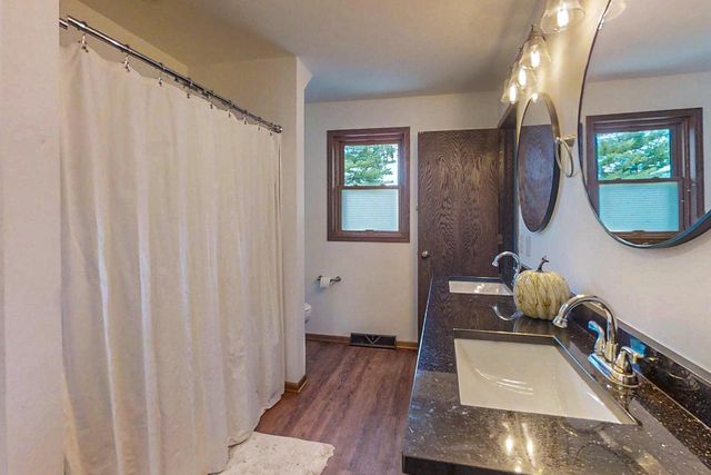 1289 Crossing Ridge Trail, Sun Prairie, WI 53590