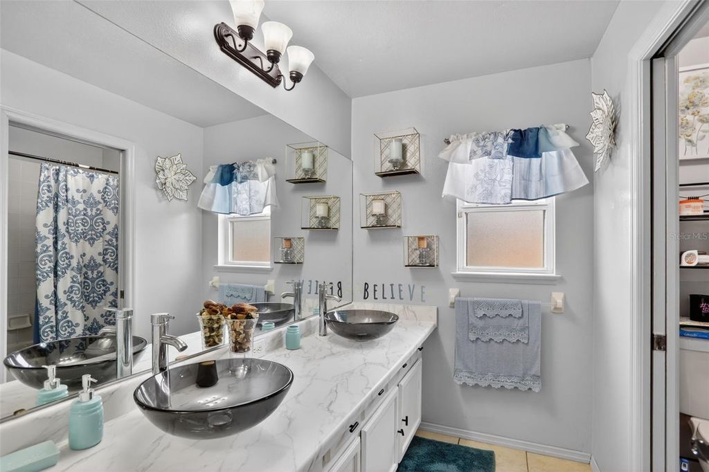 Image 15 of property listing at 1348 HEATHER LAKE DRIVE, Orlando, FL 32824