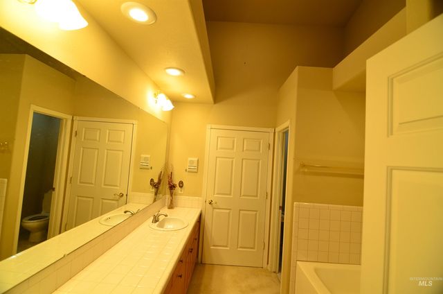 690 S Granite Way, Boise, ID 83712