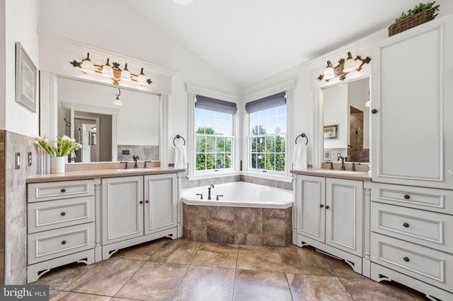 1 DAYLILY DR, Mount Laurel, NJ 08054