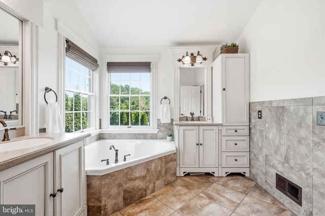 1 DAYLILY DR, Mount Laurel, NJ 08054
