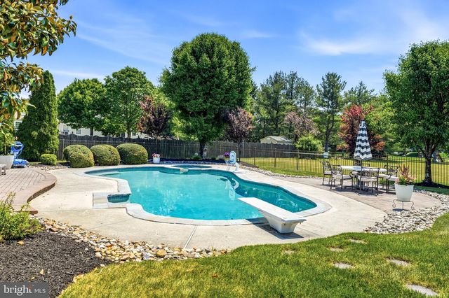 1 DAYLILY DR, Mount Laurel, NJ 08054