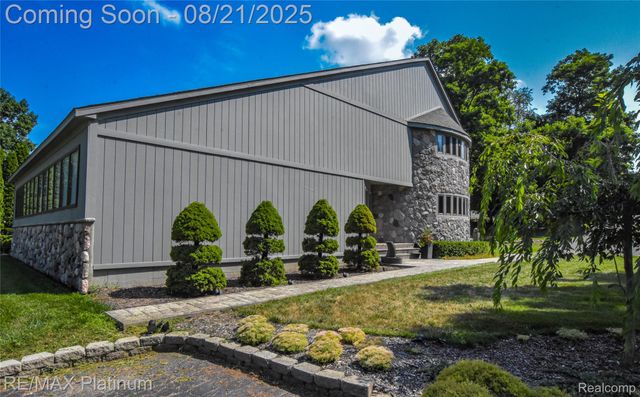 5160 Fenton Road, Hartland Township, MI 48430