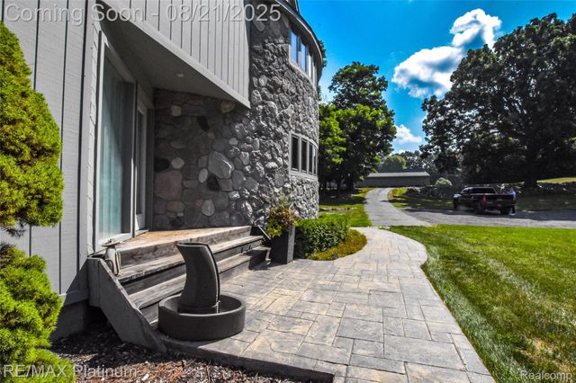 5160 Fenton Road, Hartland Township, MI 48430