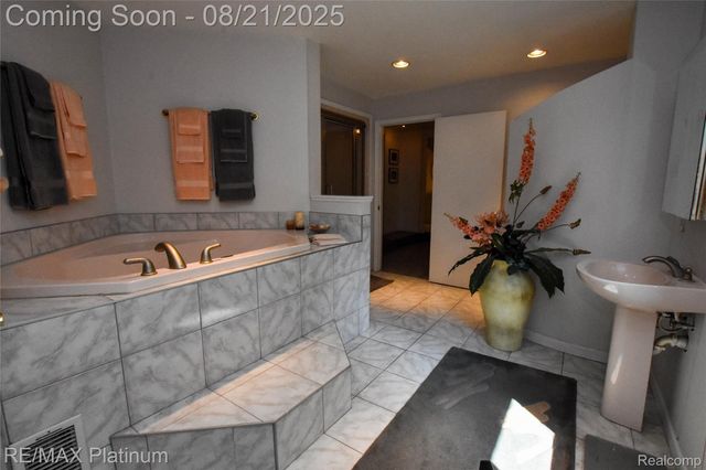 5160 Fenton Road, Hartland Township, MI 48430