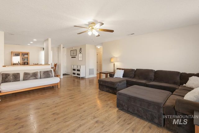 214 Parkmont Way, Caldwell, ID 83605