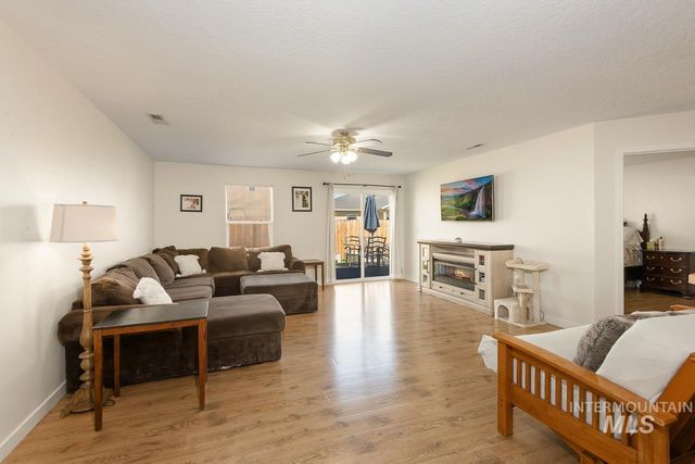 214 Parkmont Way, Caldwell, ID 83605