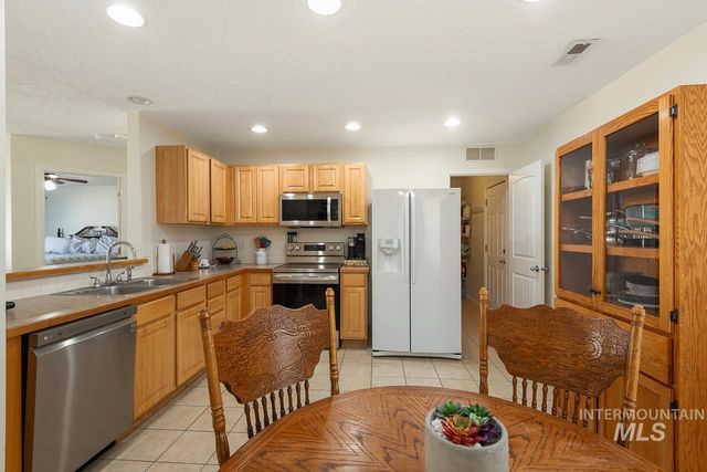 214 Parkmont Way, Caldwell, ID 83605