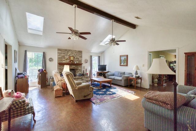 7000 Fm 3060, Midway, TX 75852