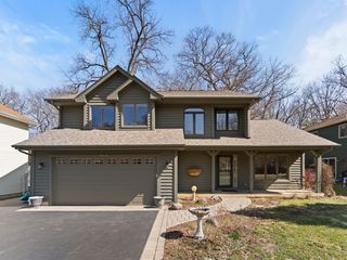 203 Valley Drive, Oakwood Hills, IL 60013