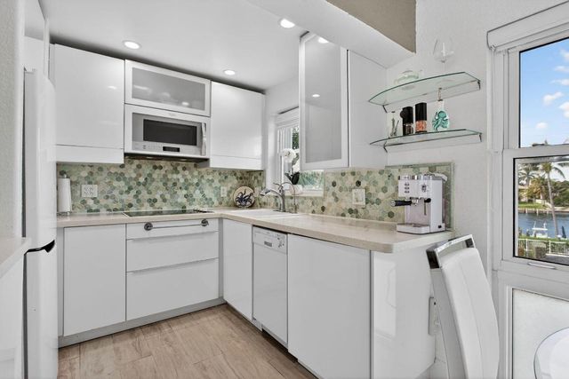 1043 Hillsboro Mile 21c, Hillsboro Beach, FL 33062