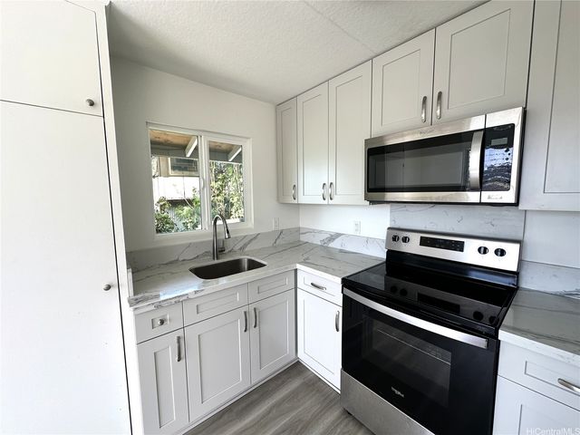 2454 Waolani Avenue A, Honolulu, HI 96817