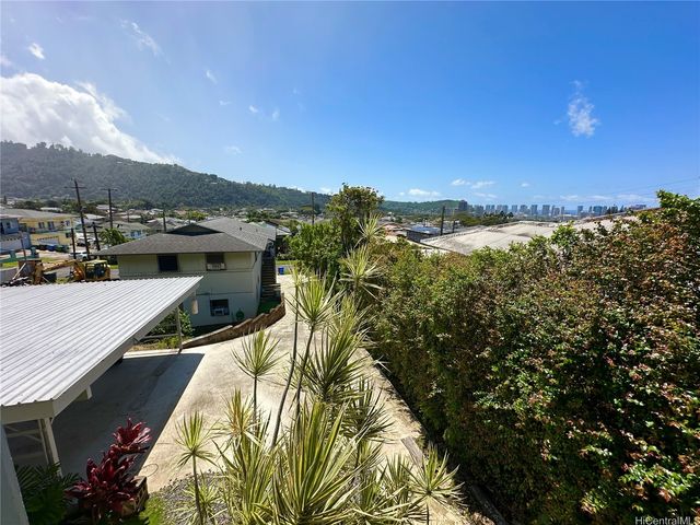 2454 Waolani Avenue A, Honolulu, HI 96817