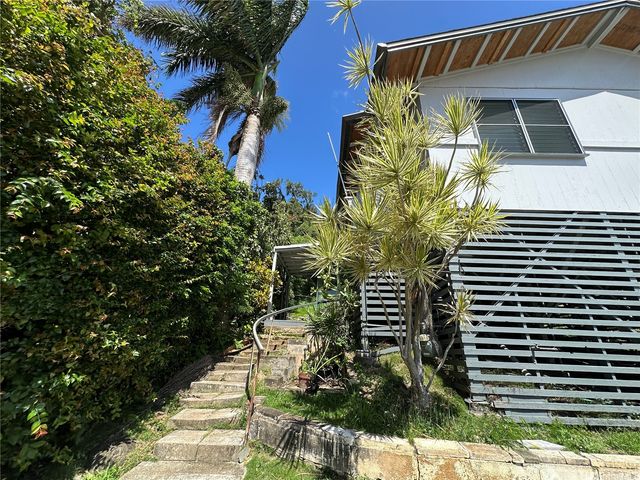 2454 Waolani Avenue A, Honolulu, HI 96817