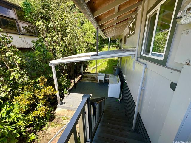 2454 Waolani Avenue A, Honolulu, HI 96817