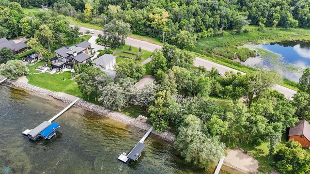 886 S Shore Drive, Detroit Lakes, MN 56501