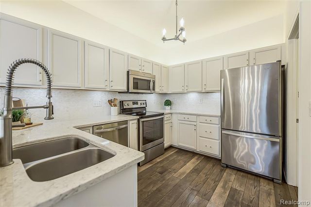 1012 Paddock Lane, South Lyon, MI 48178