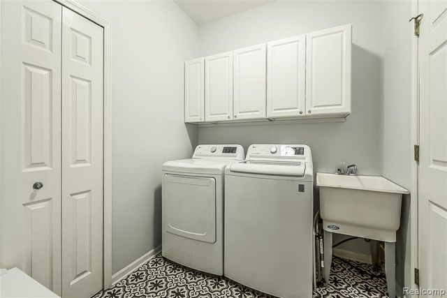 1012 Paddock Lane, South Lyon, MI 48178