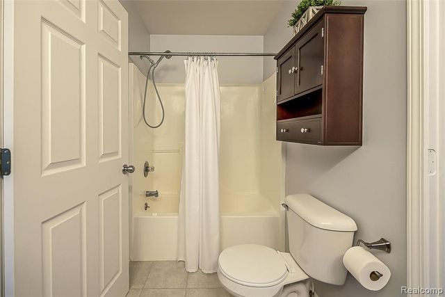 1012 Paddock Lane, South Lyon, MI 48178