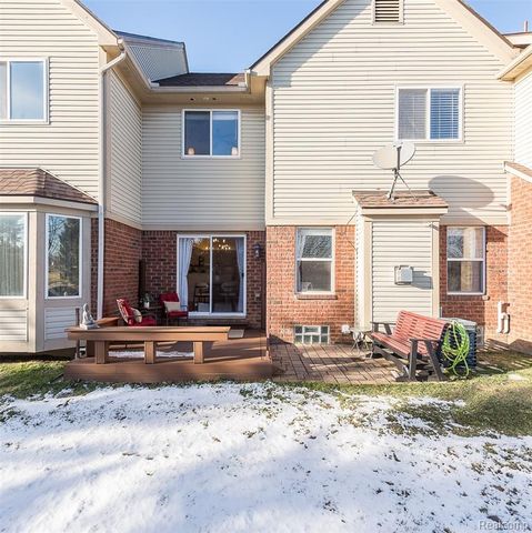 1012 Paddock Lane, South Lyon, MI 48178