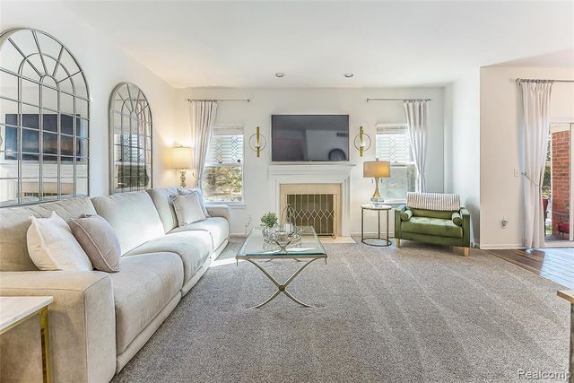 1012 Paddock Lane, South Lyon, MI 48178