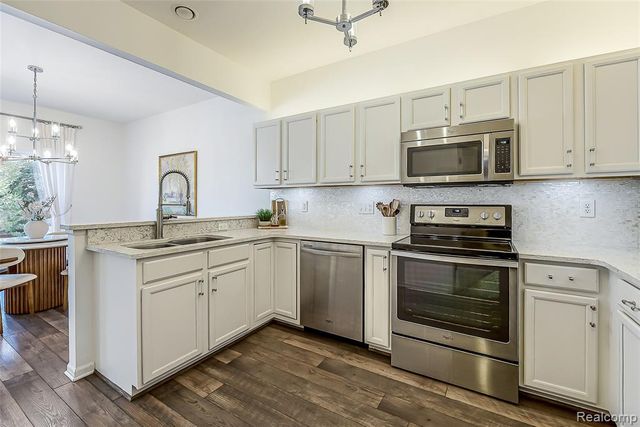 1012 Paddock Lane, South Lyon, MI 48178